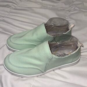 🏝️ Women’s VIONIC Beach Malibu slip on sneakers- Aqua Size 8.5